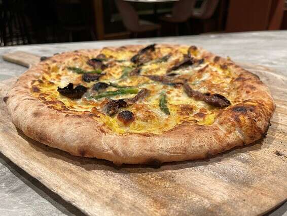 פיצה לומברדייה בסרפינה // צילום: דביר אמסלם